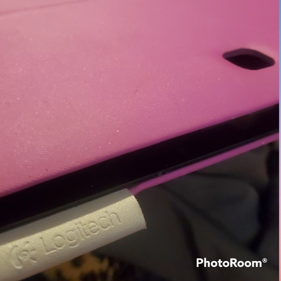 Logitech Magnetic stand up Tablet holder with Bluetooth Keyboard attached - Picture 4 of 5